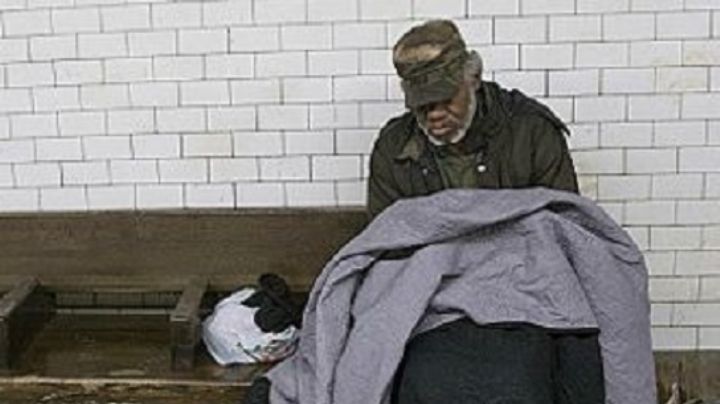 Hombre en situación de calle es captado comiéndose a un perrito en Guanajuato | VIDEO