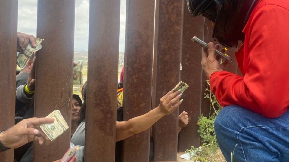 Migrantes reciben comida de repartidores