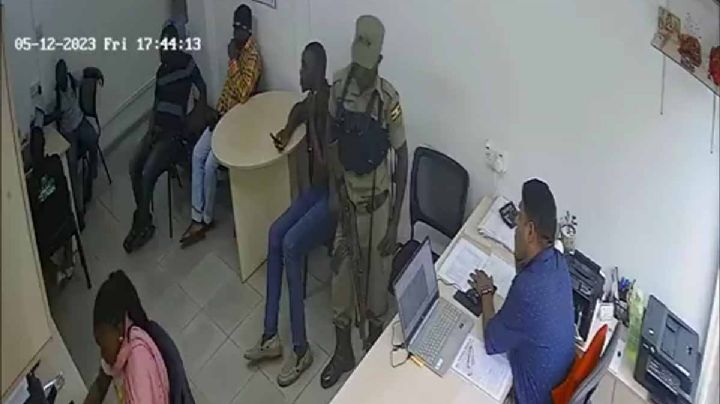 Hombre dispara contra empleados de financiera al saber su deuda | VIDEO