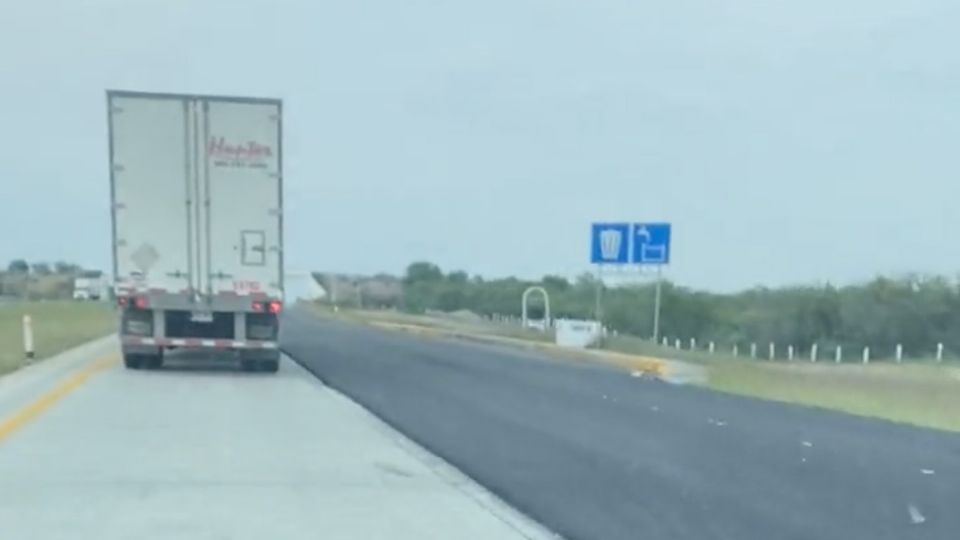 Un trailero volcó en la autopista Monterrey-Nuevo Laredo