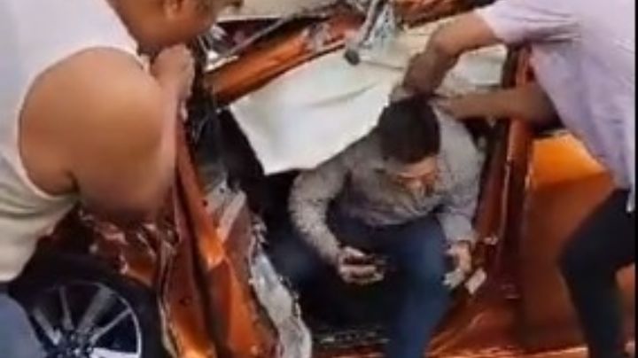 Conductor sale sin un rasguño luego de impactante choque con un tráiler | VIDEO