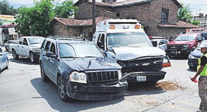 Choca ambulancia al descuidar volante por ir revisando el GPS