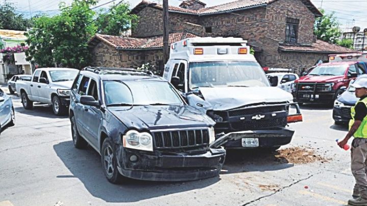 Choca ambulancia al descuidar volante por ir revisando el GPS