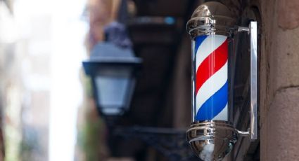 Este es el curioso origen de los postes tricolor de las barberías
