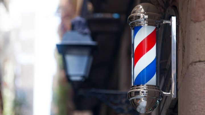 Este es el curioso origen de los postes tricolor de las barberías