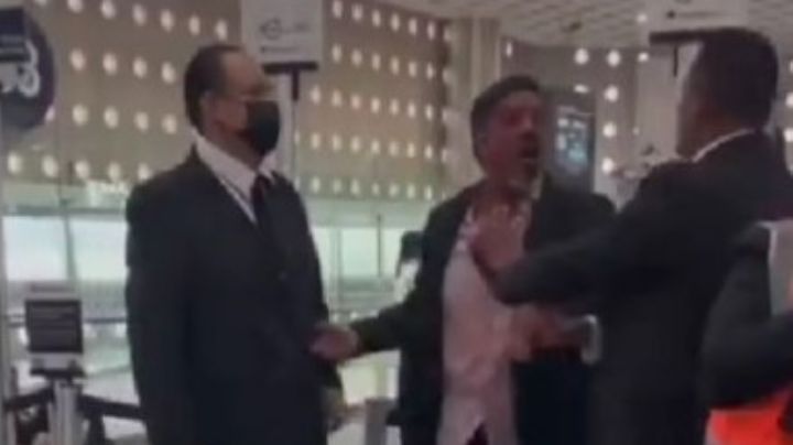 Pasajero arma un escándalo por no dejarlo tomar su vuelo; ¿por qué? | VIDEO