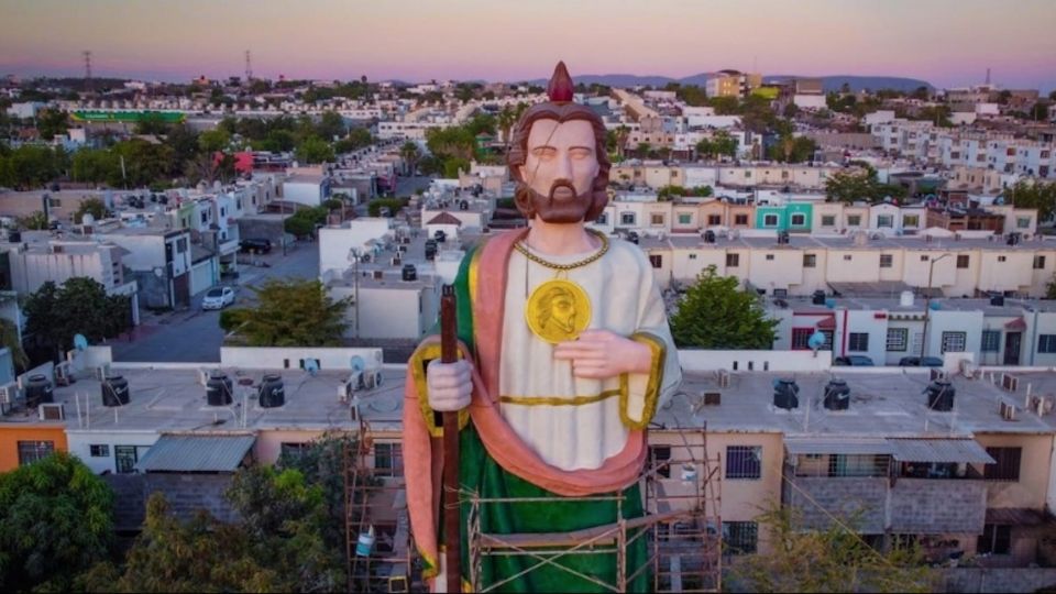 La estatua de San Judas Tadeo que instalan en Culiacán, mide más de 18 metros de alto.