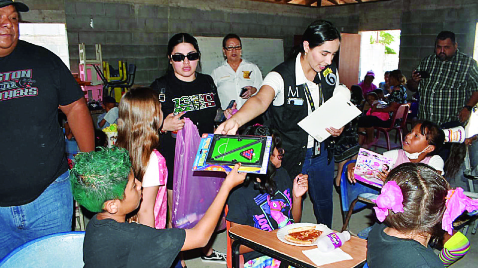 Los pequeños recibieron diversos obsequios como parte de la celebración del Día del Niño.