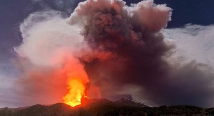 Estalla volcán Etna y cubre de cenizas a Sicilia; aeropuerto de Catania cancela vuelos