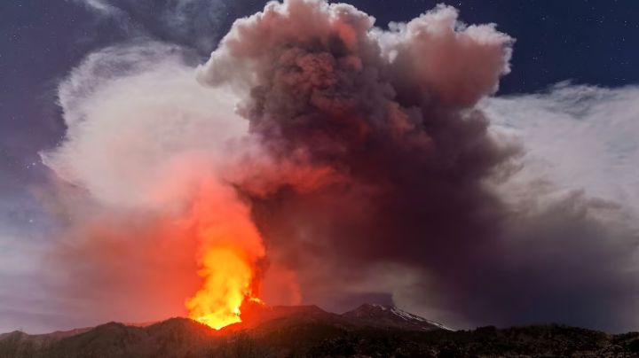 Estalla volcán Etna y cubre de cenizas a Sicilia; aeropuerto de Catania cancela vuelos