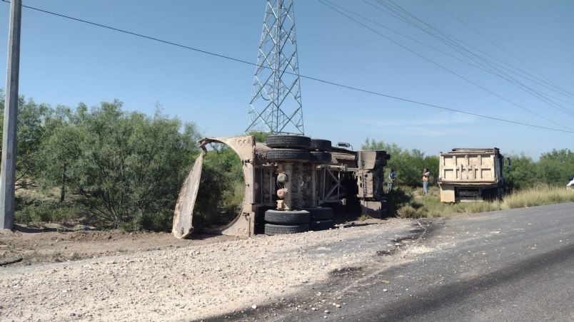 El chofer salió ileso tras volcadura en Carretera Anáhuac