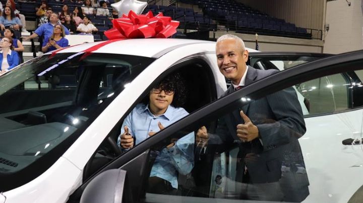 Estudiante de Laredo se gana una camioneta Ford Escape 2023; así lo logró