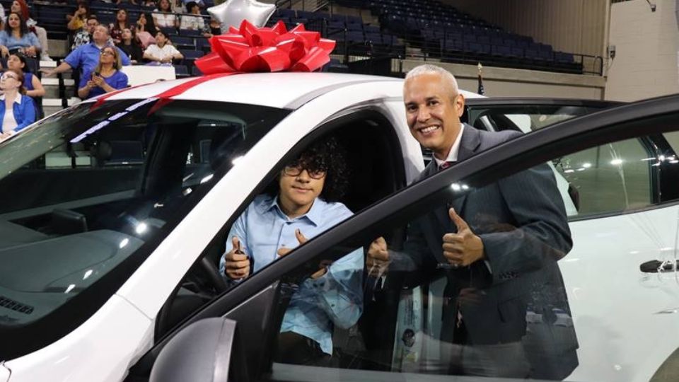 Leonardo Escamilla se ganó una Ford Escape 2023 por no faltar a clases.