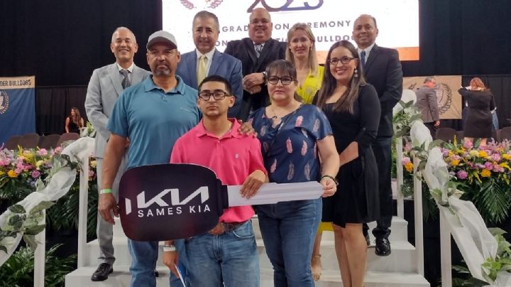 Estudiante logra asistencia perfecta a la escuela y gana una camioneta último modelo | VIDEO