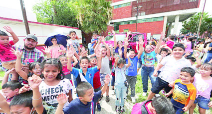 Conocen niños a 'Héroes sin Capa': visitan a Bomberos de Nuevo Laredo