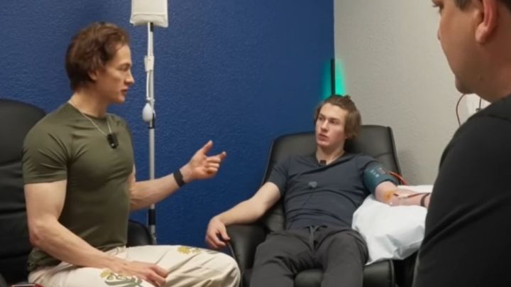 Hombre rechaza verse viejo y se inyecta en experimento sangre de su propio hijo | VIDEO