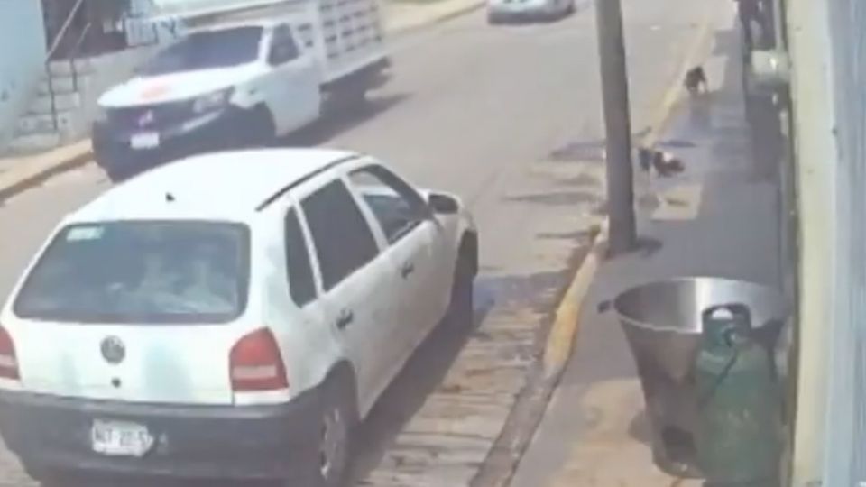 El horrible momento quedó grabado por una cámara de seguridad.