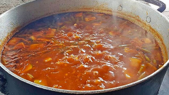 Le cae pozole hirviendo a niño de 4 años; por gravedad de las quemaduras lo trasladan a Galveston