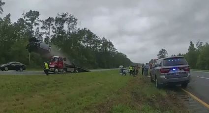 Se distrae y sale volando en carretera; termina a más de 100 metros | VIDEO