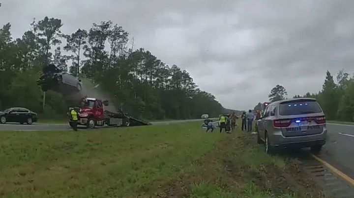 Se distrae y sale volando en carretera; termina a más de 100 metros | VIDEO