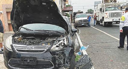 Joven conductor se queda dormido y provoca caída de poste en la avenida Guerrero