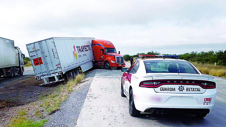 Derrapa tráiler en el Libramiento Mex II; chofer no sufre heridas graves