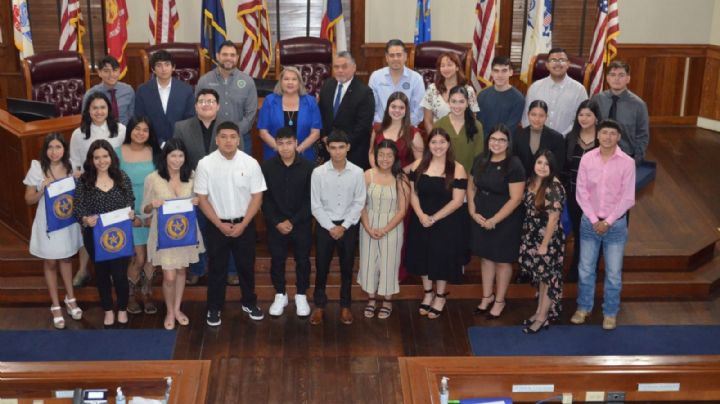 Laredo, Texas: estudiantes de preparatoria reciben mil dólares de beca