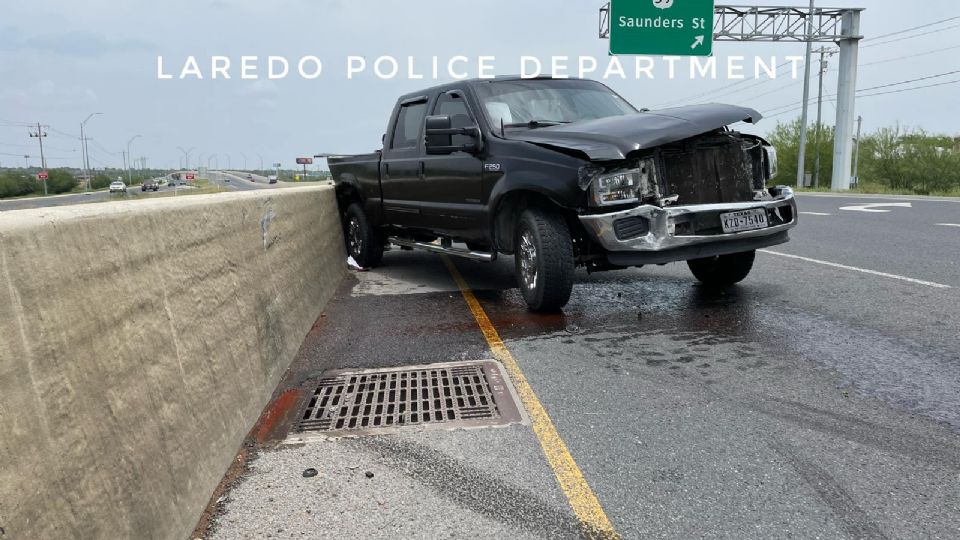 Este jueves a la 01:30 de la tarde esta Ford F-250 chocó por intentar esquivar -sin éxito- un objeto