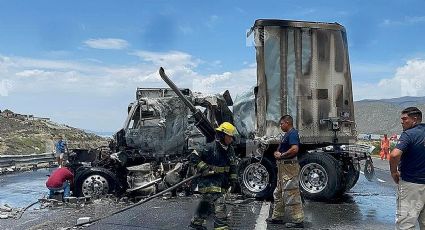 Tráiler choca y estalla en llamas; milagrosamente el conductor se salva de morir incinerado