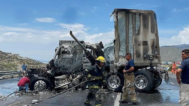 Tráiler choca y estalla en llamas; milagrosamente el conductor se salva de morir incinerado