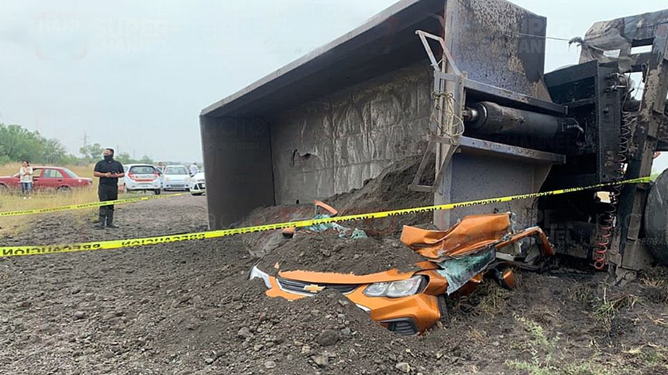 El auto quedó debajo del camión