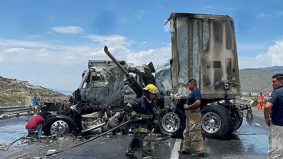 Tráiler se calcina, pero chofer la libra