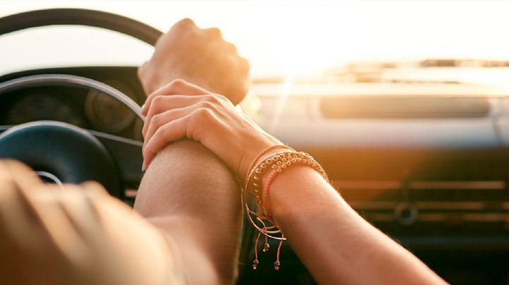 Explica trailero a su esposa por qué no le gusta viajar con ella | VIDEO