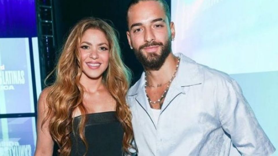 Shakira recibió el premio de manos de Maluma.