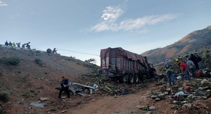 Vuelca camión y hay 8 muertos; llevaba flores para vender el Día de las Madres