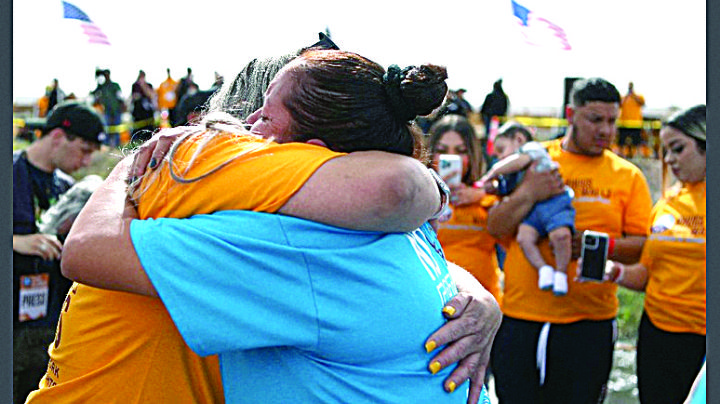 Se reúnen familias de migrantes de México y EU en ribera del río Bravo
