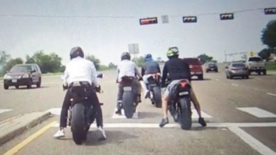 Se busca a estos dos jóvenes motociclistas y a un par de bikers más, llamar al 727-TIPS de Laredo Crime Stoppers, le huyeron a la policía hacia el norte por el bulevar Bob Bullock.