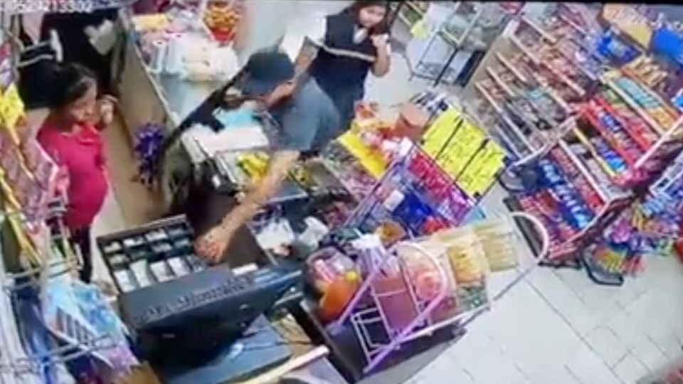 Ladrones atracan a empleada del OXXO y la felicitan.