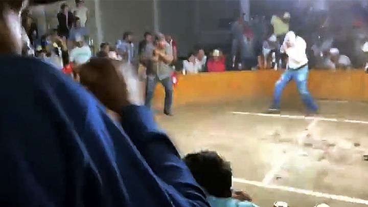Grababa peleas de gallos y capta a sicarios que llegan disparando: 3 muertos | VIDEO SENSIBLE