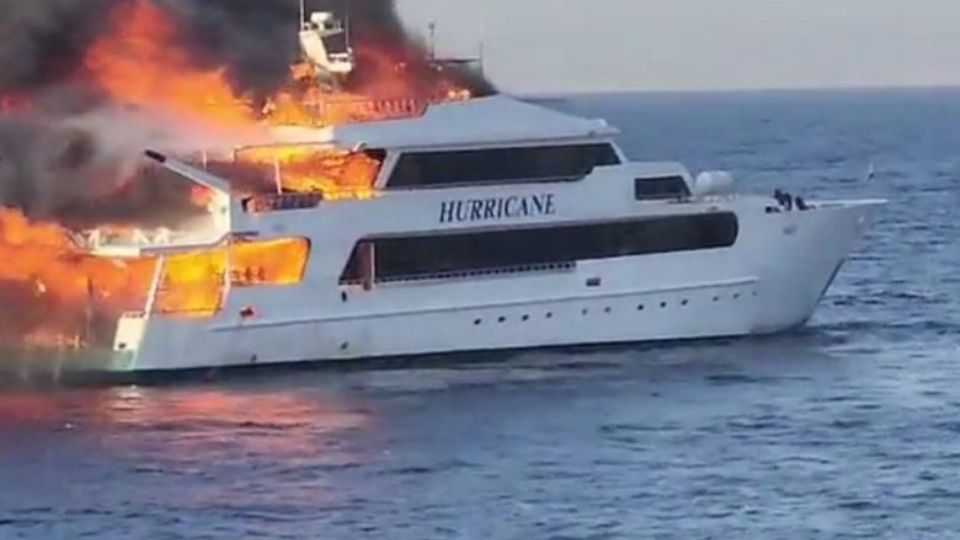 El bote comenzó a incendiarse rápidamente, poniendo en peligro la vida de los turistas a bordo