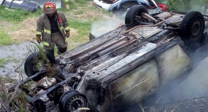 Vuelca su auto en deshuesadero y huye al dejarlo en llamas en colonia Villas de San Miguel