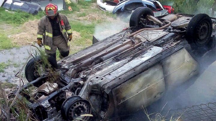 Vuelca su auto en deshuesadero y huye al dejarlo en llamas en colonia Villas de San Miguel