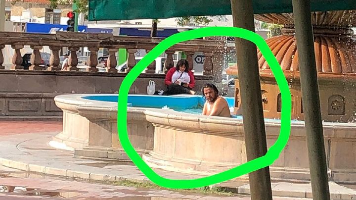 No aguanta el calorón y se mete a nadar a la Fuente del Poeta, frente a la presidencia