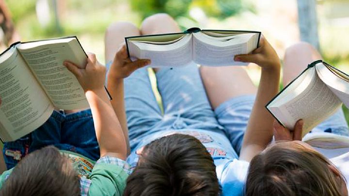 Les retiran 'tablets' a los niños y regresan libros a las escuelas