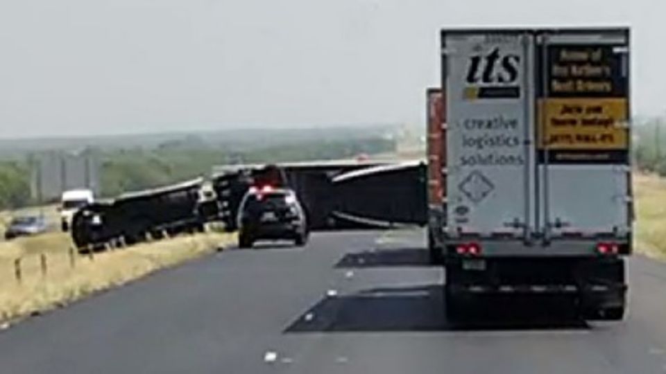 Un tractor trailer volcó en la carretera interestatal 35