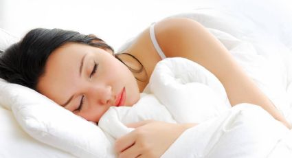 Si no tienes aire acondicionado, sigue estos consejos para dormir mejor