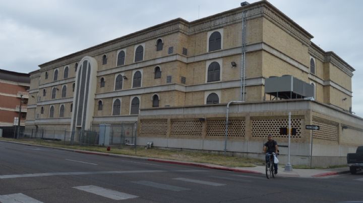Custodio y alguaciles le salvan la vida a mujer con sobredosis, frente a cárcel del condado