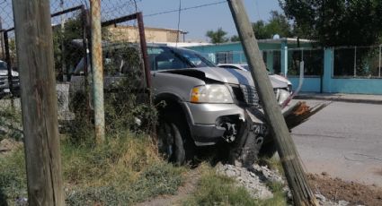 Choca contra poste de la CFE por sacarle la vuelta a vehículo en Pino Suárez y Mazatlán