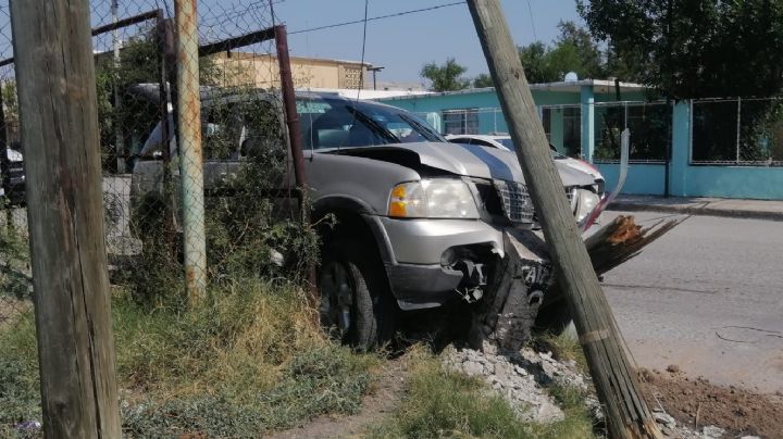 Choca contra poste de la CFE por sacarle la vuelta a vehículo en Pino Suárez y Mazatlán
