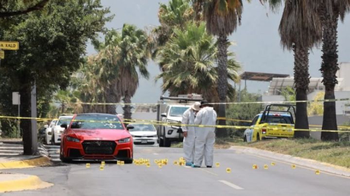 Citan a joven con engaños para ejecutarlo; su padre lo acompaña y también lo asesinan